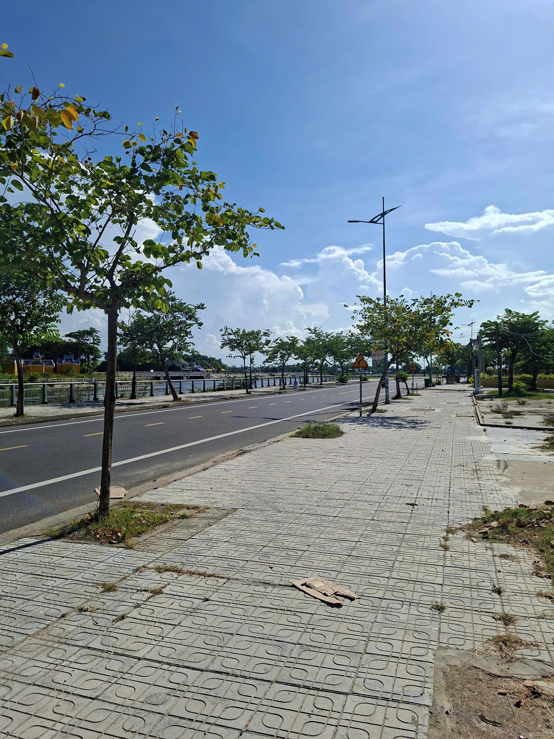 Vị trí ven sông Hùng Vương